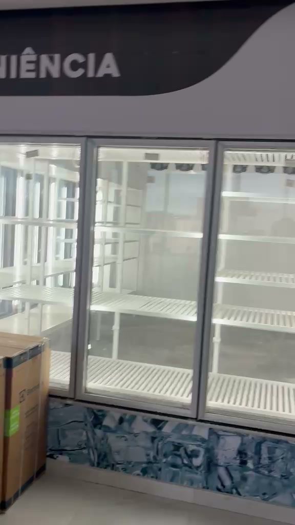 Expositores de refrigeração comercial instalados